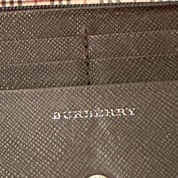 Burberry brown leather bifold wallet with COA, silver logo on outside. - Picture 9 of 9